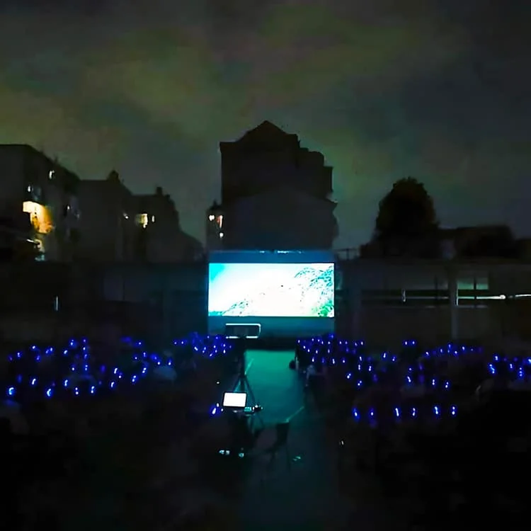 Cine silencioso en Milán con audífonos inalámbricos Silentsystem