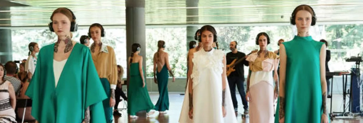 Desfile de moda con audífonos inalámbricos Silentsystem - Silent Fashion Week