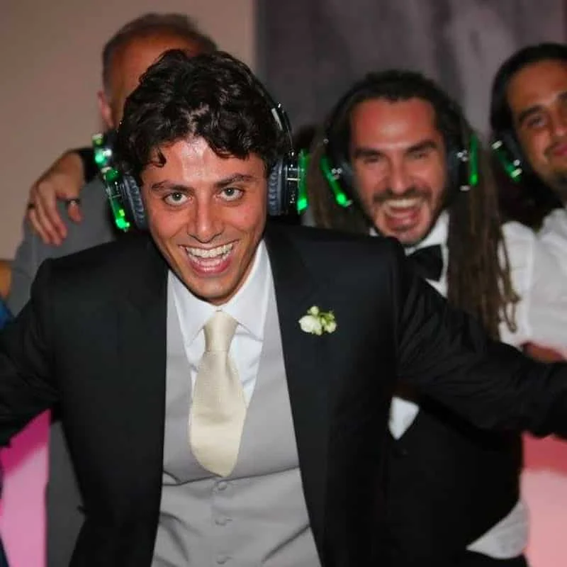 Boda con audífonos inalámbricos multicanal Silentsystem