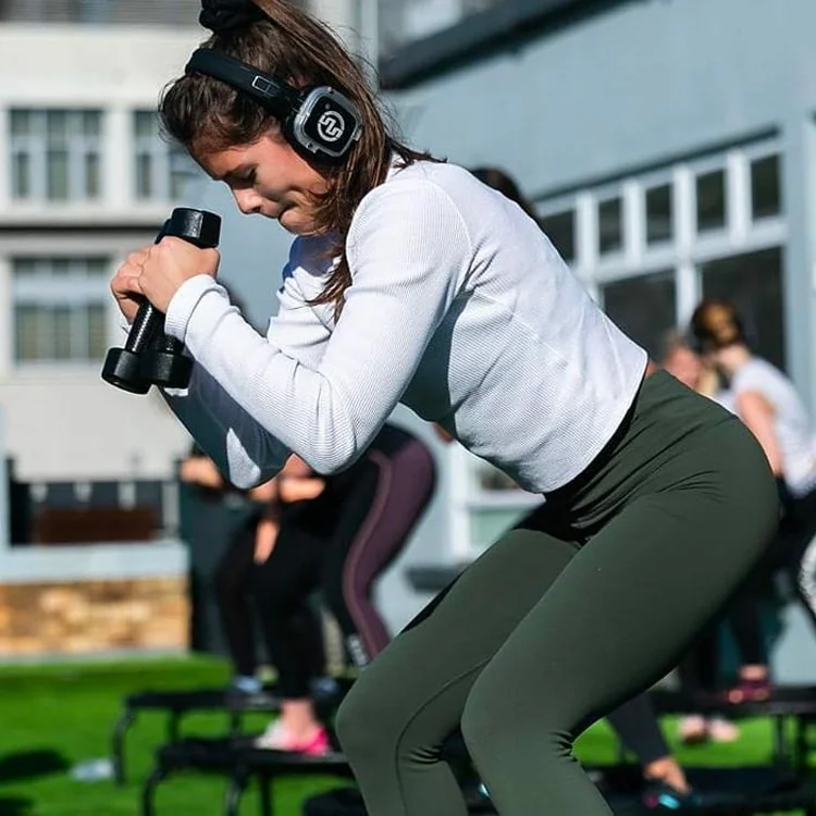 Silent fitness con audífonos inalámbricos Silentsystem