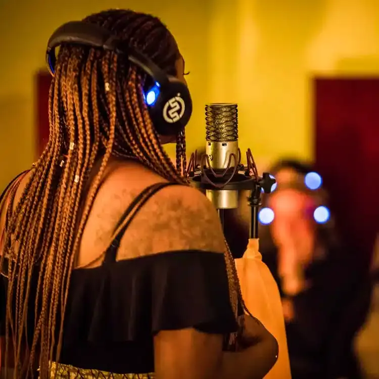 Silentconcert Studio Cantante con audífonos — audífonos inalámbricos para estudios de grabación profesionales