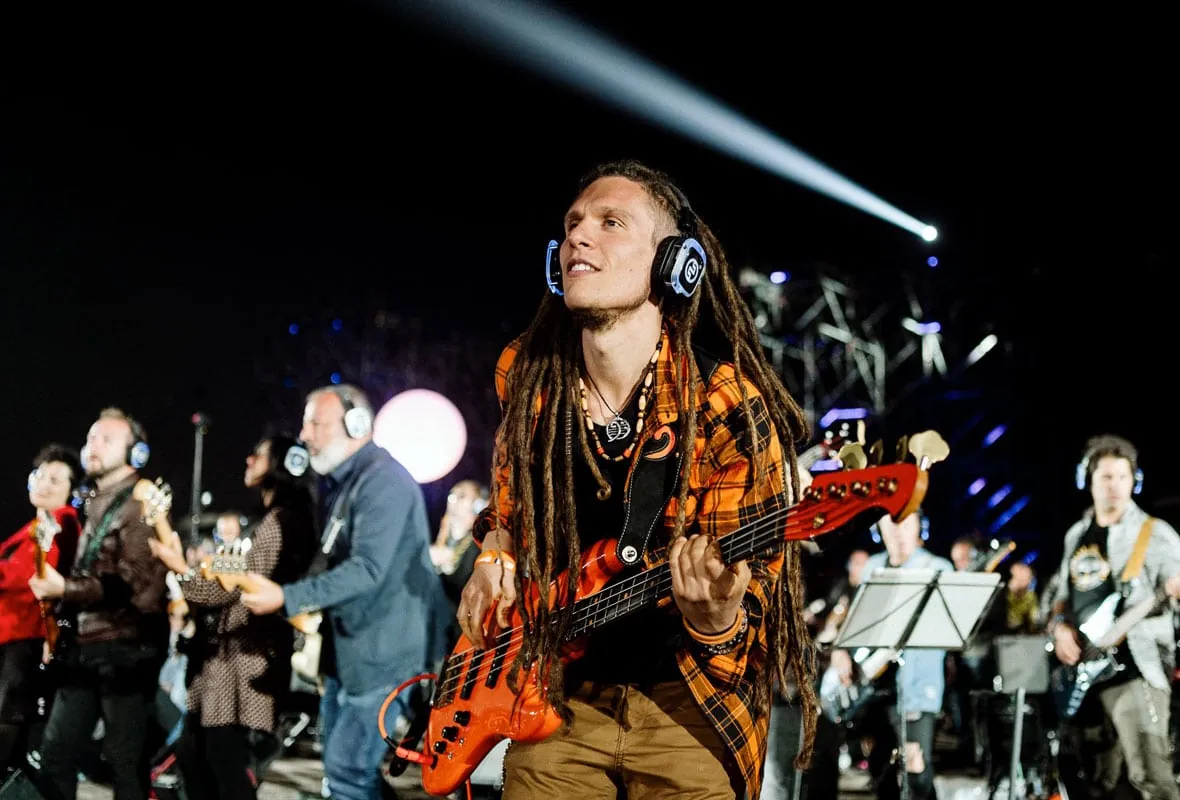 Rockin'1000 - one thousand musicians synchronized via wireless click track