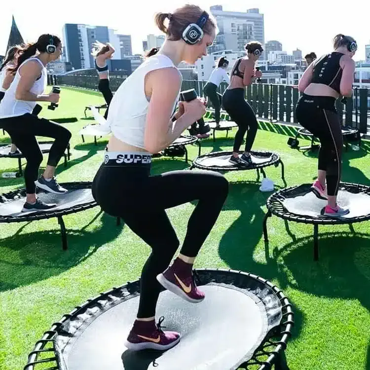 Silent Fitness – jumpers Silentfitness saltando – audífonos inalámbricos para fitness, ciclismo y entrenamiento en grupo