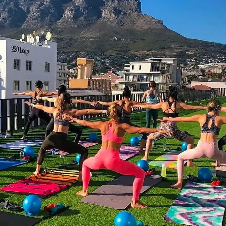 Silent Fitness – rooftop Silentfitness en azotea – audífonos inalámbricos para fitness, ciclismo y entrenamiento en grupo