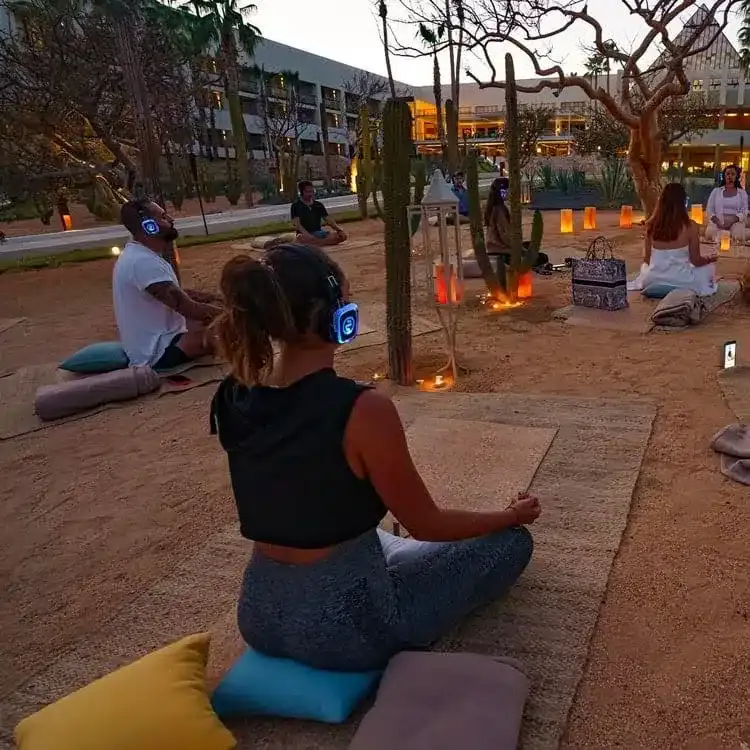 Silent Yoga — Im Freien Silent Yoga al aire libre — audífonos inalámbricos para Silent Yoga y meditación
