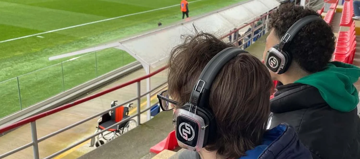 Comentario en vivo por audífonos inalámbricos en el estadio