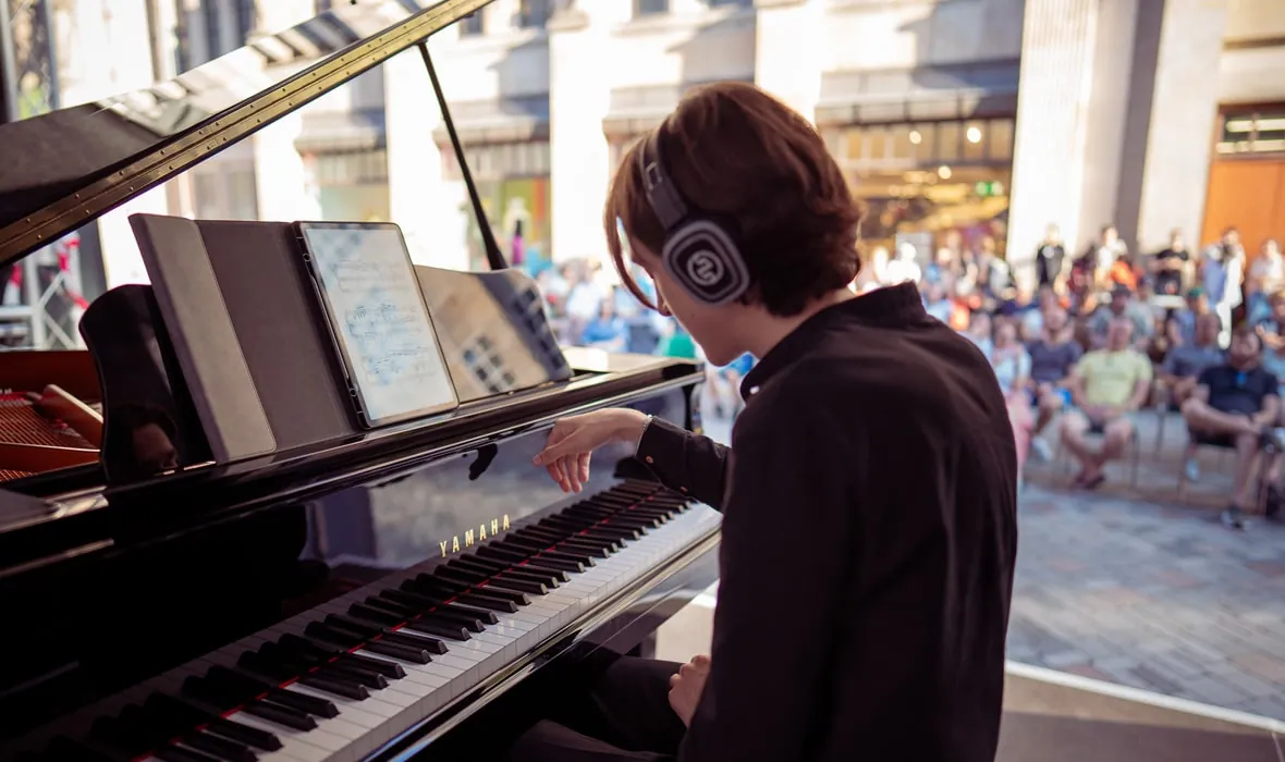 Yamaha Silent Experience con audífonos inalámbricos Silentsystem (imagen de portada)
